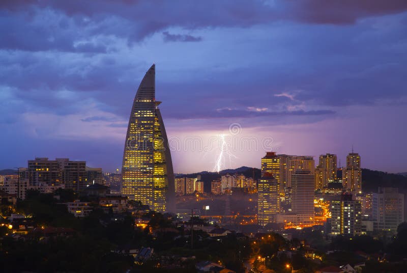 Krásny výhľad na Juh Bangsar oblasti Kuala Lumpur s orientačný bod Menara TM v centre a úder blesku za to.