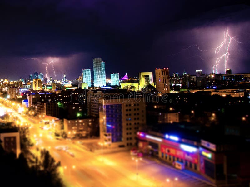 Noční bouře s blesky ve městě.