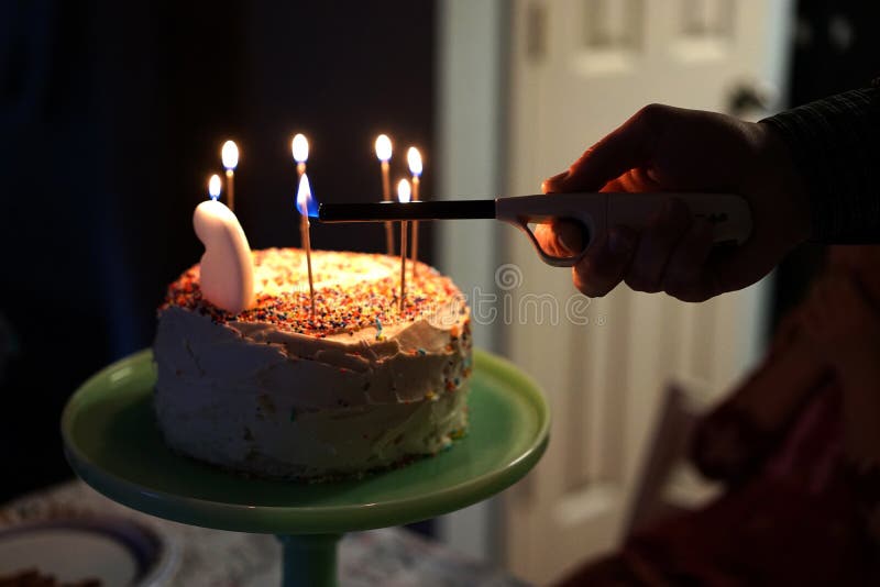 sfære Ledig lotus Lighting the Birthday Cake Candles Stock Image - Image of birthday,  frosting: 107127805