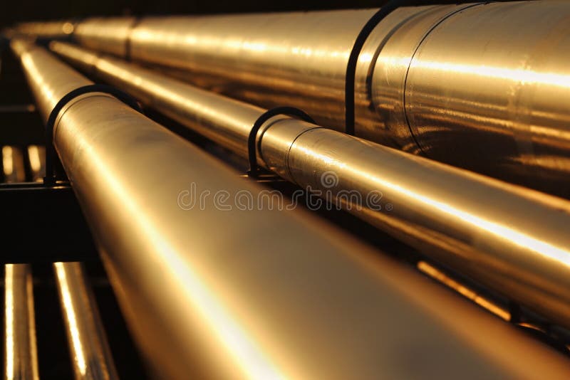 Ligne d'or conection de tuyau d'acier dans l'usine de pétrole brut images stock Ligne d'or conection de tuyau d'acier dans l'usine de pétrole brut images stock