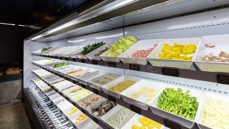 Ligne de nourriture fraîche pour le buffet de sukiyaki dans le réfrigérateur tel que le poulet, porc, boeuf, boule de viande, poi photographie stock Ligne de nourriture fraîche pour le buffet de sukiyaki dans le réfrigérateur tel que le poulet, porc, boeuf, boule de viande, poi photographie stock