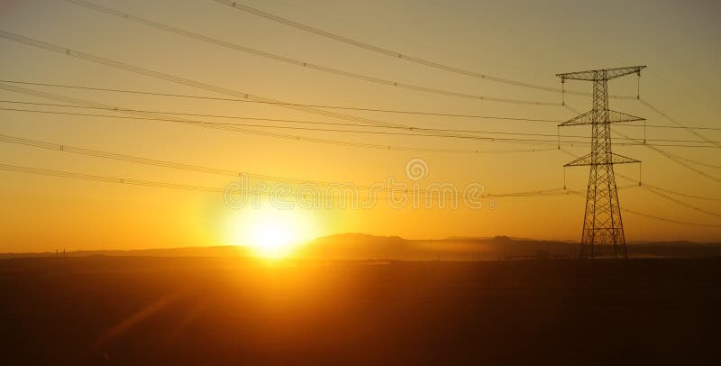 Ligne de transport d'énergie dans le lever de soleil photographie stock libre de droits Ligne de transport d'énergie dans le lever de soleil photographie stock libre de droits