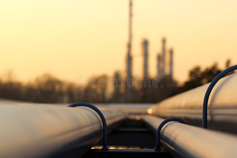 Ligne transport de tuyau dans la raffinerie de pétrole brut image stock Ligne transport de tuyau dans la raffinerie de pétrole brut image stock