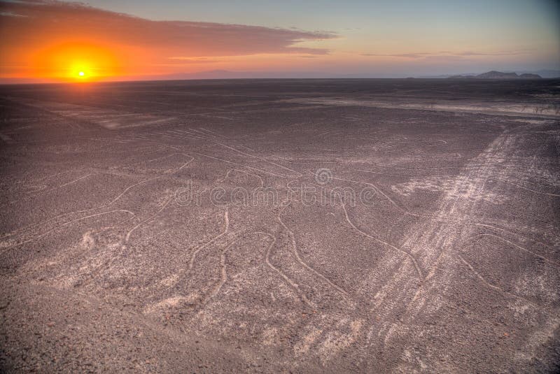 Lignes de Nazca dans le beau coucher du soleil
