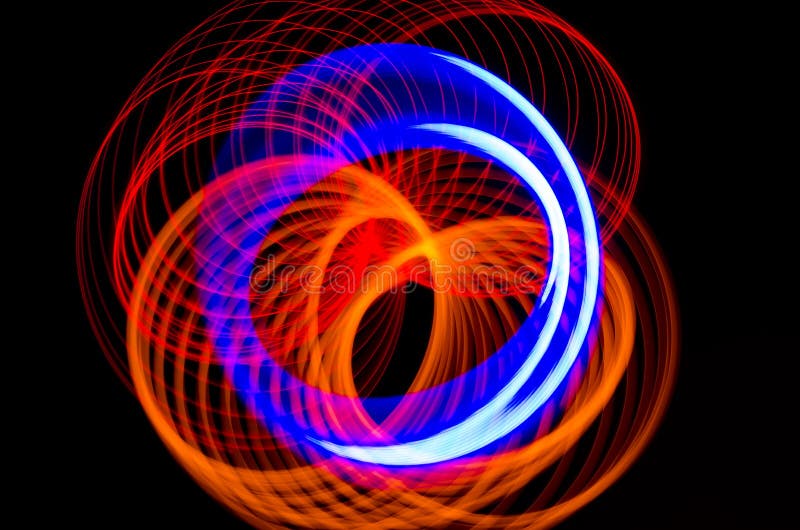 Lignes de spirale, rouges et bleues légères sur un fond noir illustration libre de droits Lignes de spirale, rouges et bleues légères sur un fond noir illustration libre de droits