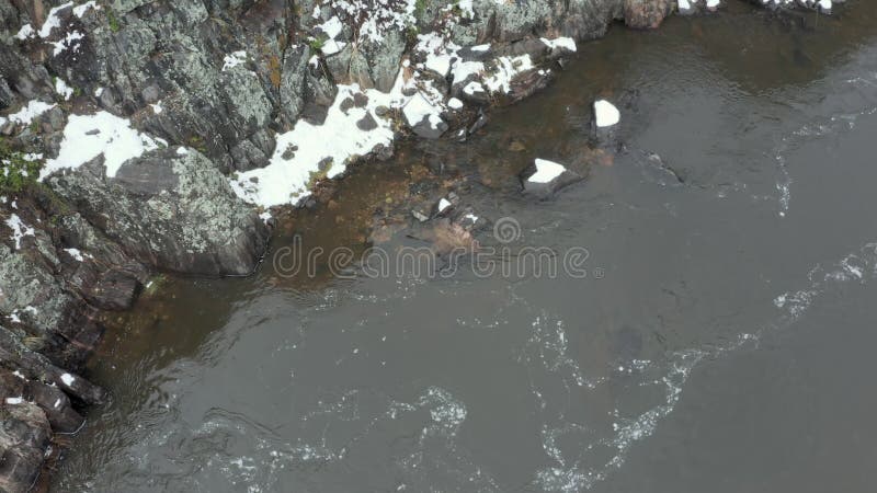 Lignes de tourbillon sur une rivière de montagne comme vu d'en haut banque de vidéos