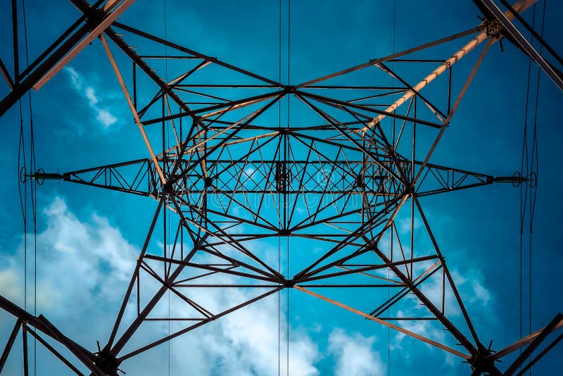 Lignes et ciel électriques bleus Lignes et ciel électriques bleus