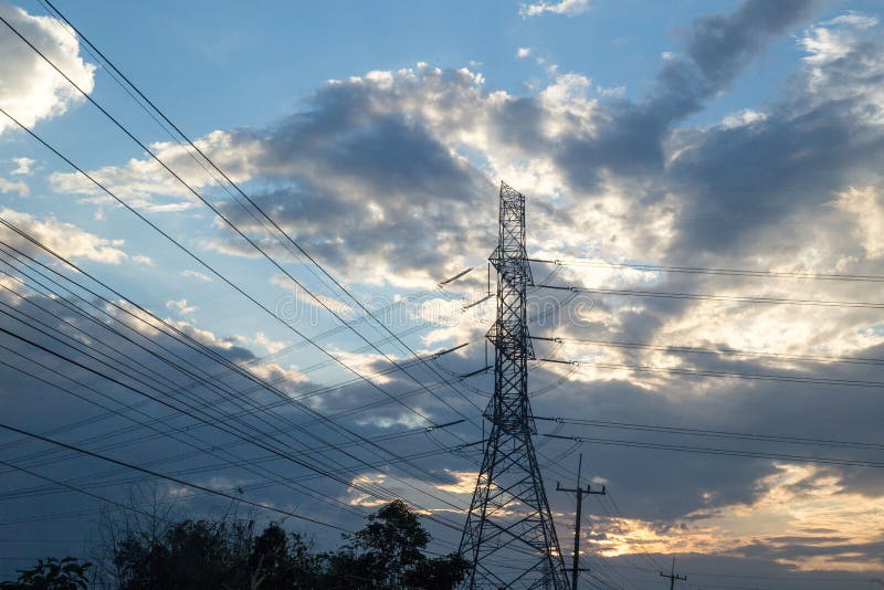 Lignes électriques à haute tension au coucher du soleil Station de distribution de l'électricité photo libre de droits Lignes électriques à haute tension au coucher du soleil Station de distribution de l'électricité photo libre de droits