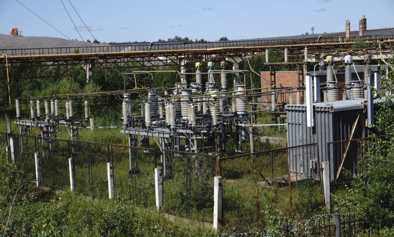 Lignes électriques à haute tension Station de distribution de l'électricité photographie stock Lignes électriques à haute tension Station de distribution de l'électricité photographie stock