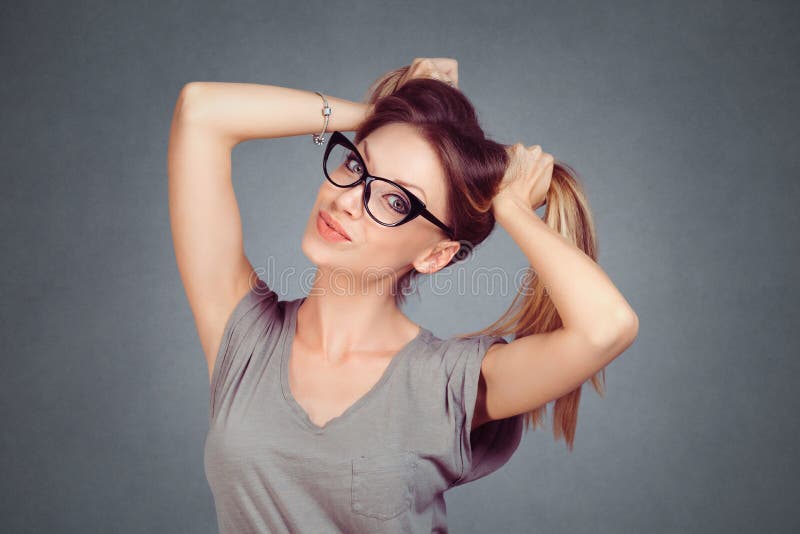ligón Muchacha atractiva hermosa de la mujer que mira la cámara que se sostiene a ligar del pelo fotografía de archivo libre de regalías ligón Muchacha atractiva hermosa de la mujer que mira la cámara que se sostiene a ligar del pelo fotografía de archivo libre de regalías