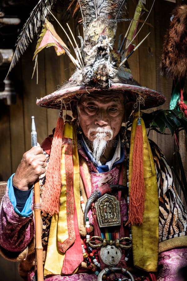 LIJIANG, CINA - aprile 22,2016: Il cinese tradizionale d'uso dell'uomo anziano si veste per mostrare i turisti in Lijiang fotografia stock LIJIANG, CINA - aprile 22,2016: Il cinese tradizionale d'uso dell'uomo anziano si veste per mostrare i turisti in Lijiang fotografia stock