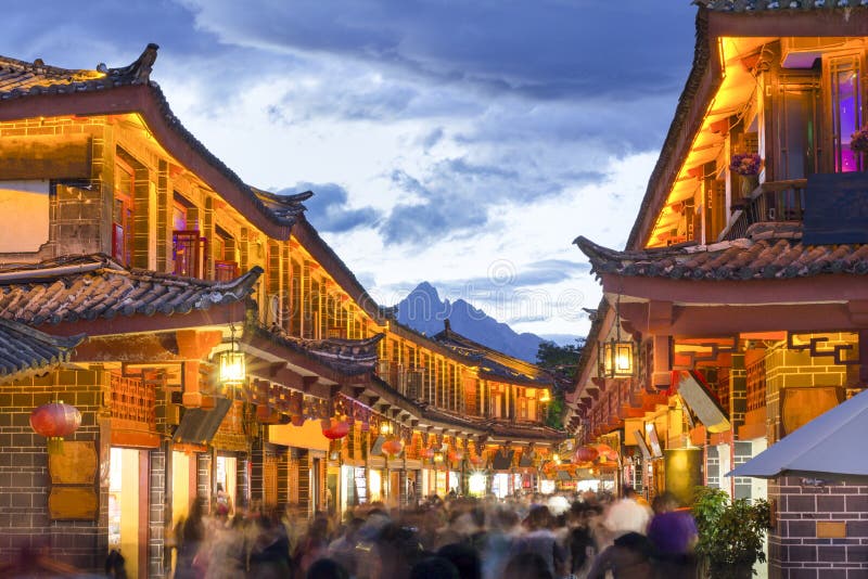 Lijiang old town, la sera, con cantò turistiche.