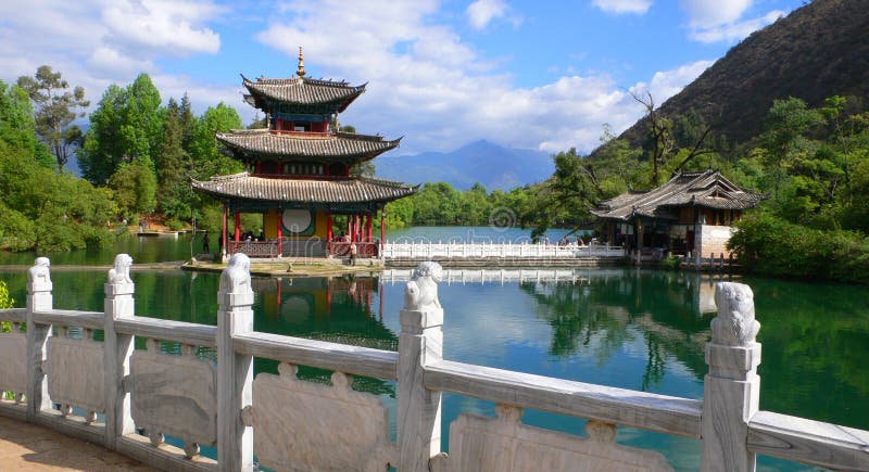 Lijiang, porcellana: pagoda nero del raggruppamento del drago