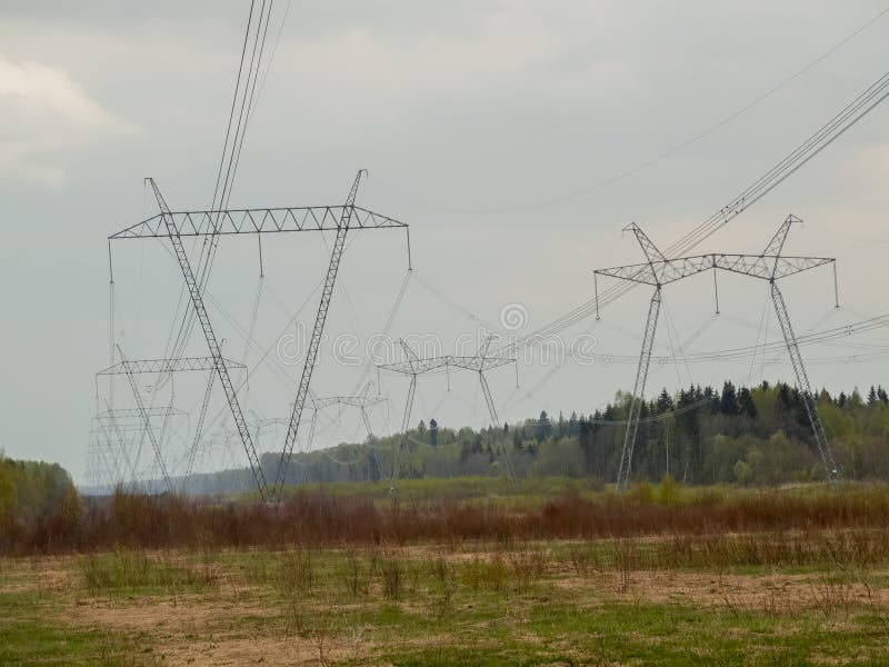 Lijn de met hoog voltage van de machtstransmissie tegen de donkere hemel stock foto Lijn de met hoog voltage van de machtstransmissie tegen de donkere hemel stock foto