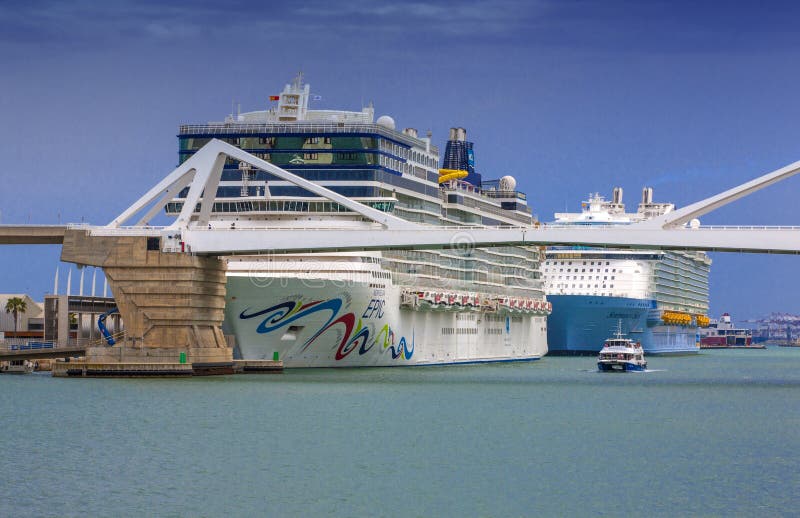 Lijnboten Noorse Epicin en Symfonie van het Overzees in zeehaven Cruisebestemming op voeringsreis Het reizen door overzeese voeri stock afbeelding Lijnboten Noorse Epicin en Symfonie van het Overzees in zeehaven Cruisebestemming op voeringsreis Het reizen door overzeese voeri stock afbeelding