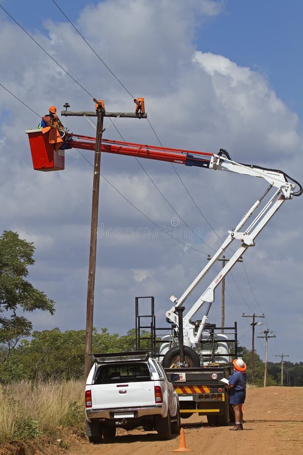 Lijnwachters die aan powerline werken royalty-vrije stock afbeelding Lijnwachters die aan powerline werken royalty-vrije stock afbeelding