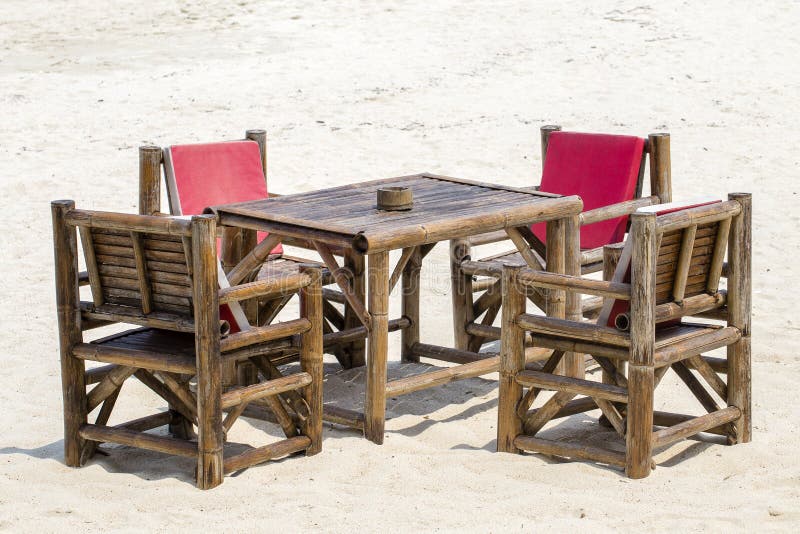 Lijst en bamboestoelen in tropisch strand naast het overzees, Thailand Sluit omhoog stock afbeeldingen Lijst en bamboestoelen in tropisch strand naast het overzees, Thailand Sluit omhoog stock afbeeldingen