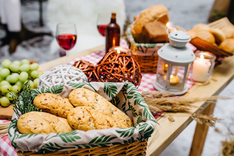 Lijst met manden koekjes en brood, wijn, kaarsen stock foto's Lijst met manden koekjes en brood, wijn, kaarsen stock foto's