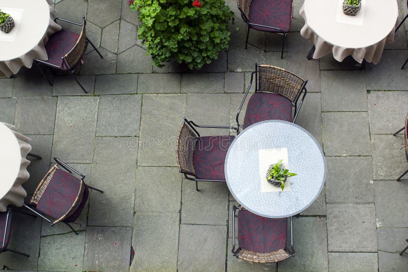 Lijsten en stoelen op terras, hoogste mening royalty-vrije stock fotografie Lijsten en stoelen op terras, hoogste mening royalty-vrije stock fotografie