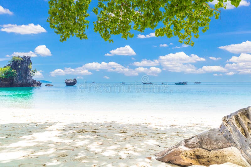 Liknande öar och nationalparksthailand royaltyfri bild