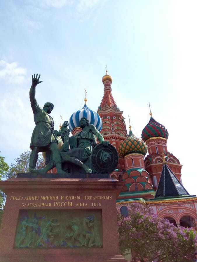 lila floreciente delante de St Basil& x27; catedral de s en Moscú Monumento a Minin y a Pozharsky imagenes de archivo lila floreciente delante de St Basil& x27; catedral de s en Moscú Monumento a Minin y a Pozharsky imagenes de archivo