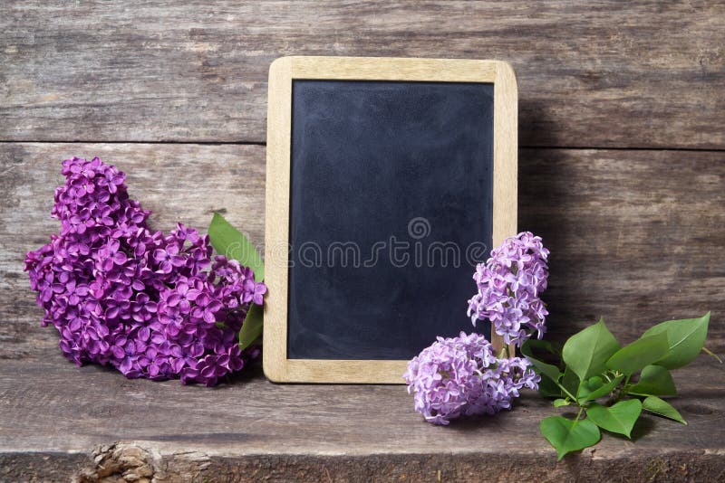Lilac bloemen in een vaas en een bord royalty-vrije stock afbeelding Lilac bloemen in een vaas en een bord royalty-vrije stock afbeelding