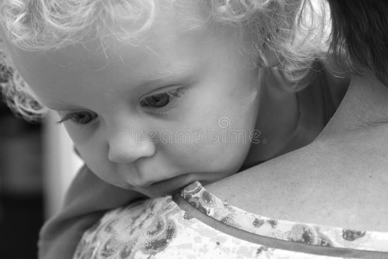 Lilla barnet ser över hans farmors skuldra fotografering för bildbyråer Lilla barnet ser över hans farmors skuldra fotografering för bildbyråer