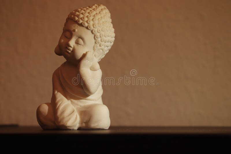 Lilla buddha som fridfullt sover i en sittande position arkivbilder Lilla buddha som fridfullt sover i en sittande position arkivbilder
