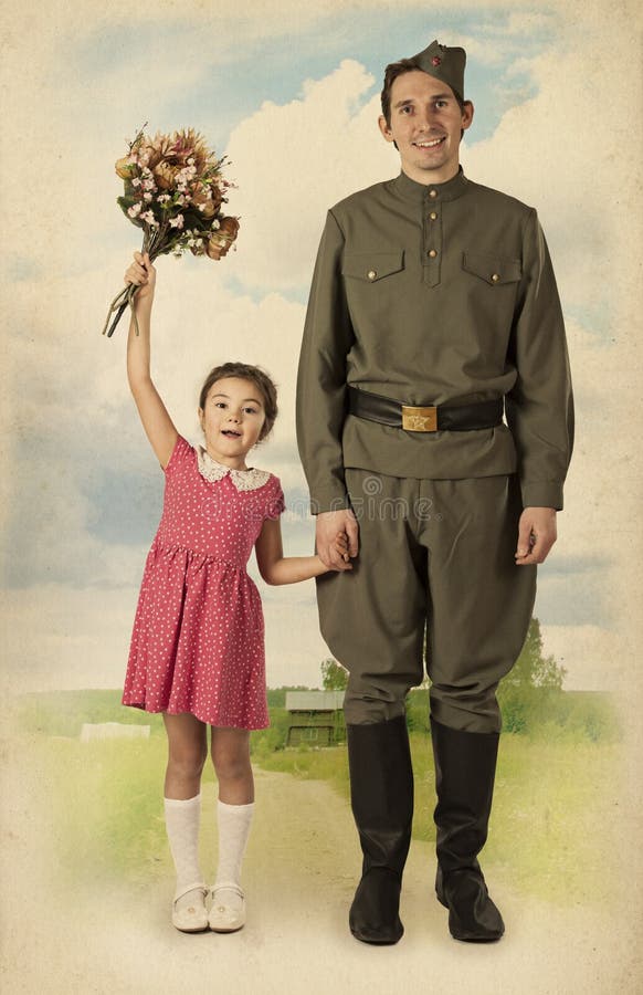 Lilla flickan möter en soldat arkivfoto Lilla flickan möter en soldat arkivfoto