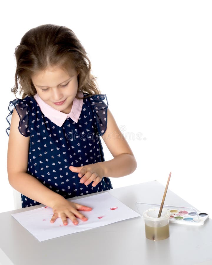 Lilla flickan som fås som är smutsig med målarfärgerna arkivbilder