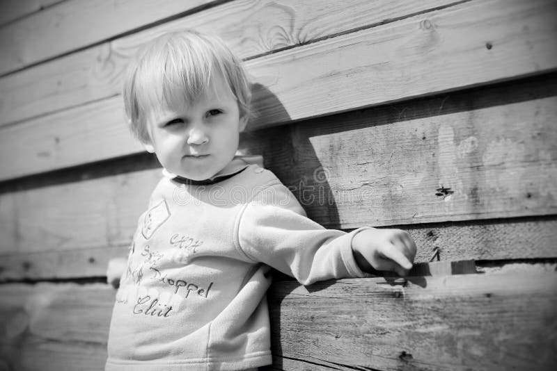 Lilla flickan är lycklig och att spela arkivfoton Lilla flickan är lycklig och att spela arkivfoton