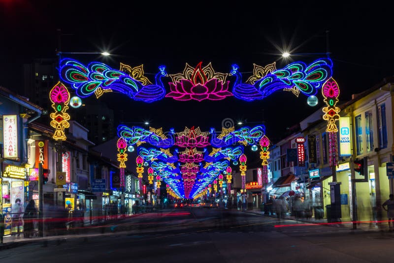 Lilla Indien med färgrik garnering för den Diwali festivalen royaltyfri foto Lilla Indien med färgrik garnering för den Diwali festivalen royaltyfri foto