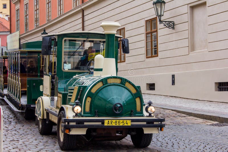 Lilla tåg på Prags gator royaltyfria bilder Lilla tåg på Prags gator royaltyfria bilder