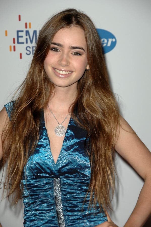 Download Lily Collins redaktionell bild. Bild av hyatt, gala, radering - 37344496