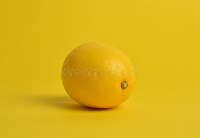 Lim?o no fundo amarelo fotos de stock royalty free Lim?o no fundo amarelo fotos de stock royalty free
