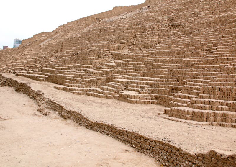 LIMA, PERU - 24 DE NOVEMBRO DE 2015: O Huaca Pucllana Lima, Peru fotografia de stock LIMA, PERU - 24 DE NOVEMBRO DE 2015: O Huaca Pucllana Lima, Peru fotografia de stock