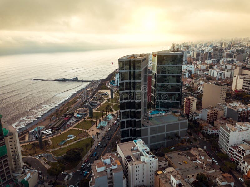 LIMA, PERU - dezembro, 12, 2018: Antena das construções de Miraflores do centro em Lima imagem de stock LIMA, PERU - dezembro, 12, 2018: Antena das construções de Miraflores do centro em Lima imagem de stock
