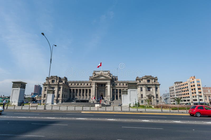 LIMA PERU, KWIECIEŃ, - 15, 2013: Sprawiedliwość pałac w Lima zdjęcia royalty free LIMA PERU, KWIECIEŃ, - 15, 2013: Sprawiedliwość pałac w Lima zdjęcia royalty free
