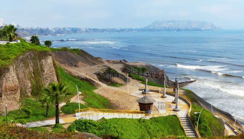 Lima, Peru Opinião da Costa do Pacífico no dia ensolarado no dist de Miraflores imagem de stock royalty free Lima, Peru Opinião da Costa do Pacífico no dia ensolarado no dist de Miraflores imagem de stock royalty free