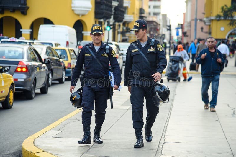 Lima/Peru - 07 18 2017: Polizei patrouilliert stockfotografie Lima/Peru - 07 18 2017: Polizei patrouilliert stockfotografie