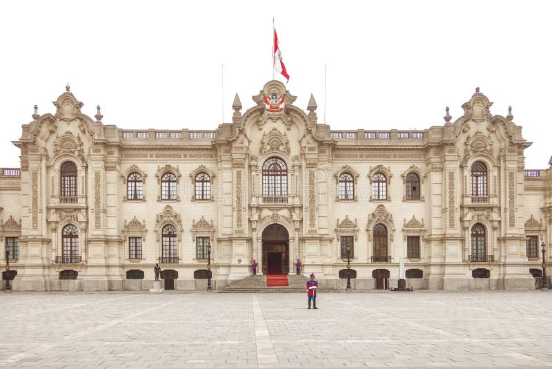 LIMA, PÉROU - 31 OCTOBRE 2011 : Palais de gouvernement avec des gardes photos libres de droits LIMA, PÉROU - 31 OCTOBRE 2011 : Palais de gouvernement avec des gardes photos libres de droits