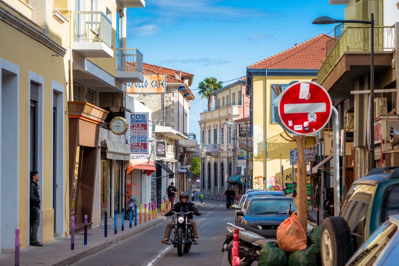 LIMASSOL, CHIPRE - 3 DE MARZO DE 2017: Vieja escena de la calle de la ciudad fotografía de archivo libre de regalías LIMASSOL, CHIPRE - 3 DE MARZO DE 2017: Vieja escena de la calle de la ciudad fotografía de archivo libre de regalías