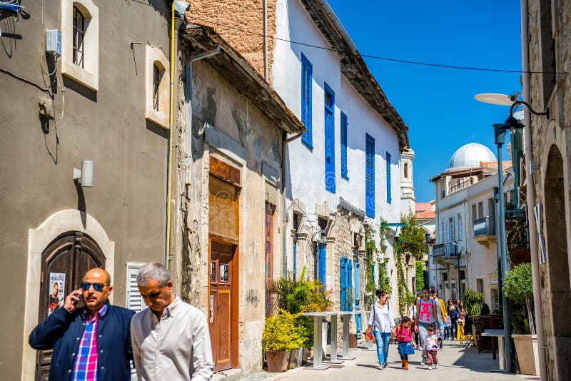 LIMASSOL, CHYPRE - 1er avril 2016 : Rue de Genethliou Mitellla, a image stock LIMASSOL, CHYPRE - 1er avril 2016 : Rue de Genethliou Mitellla, a image stock