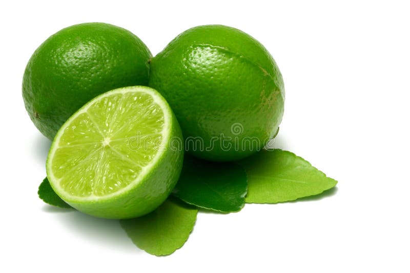 Due intere limes, la metà di calce, con foglie, di colore bianco.