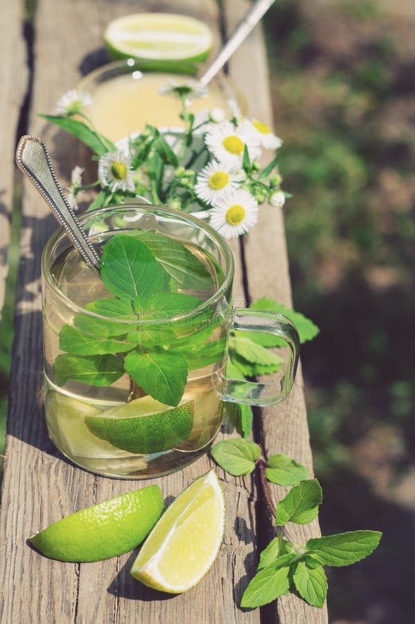 Limefruktte med mintkaramellen och honung på en trätabell arkivfoton Limefruktte med mintkaramellen och honung på en trätabell arkivfoton