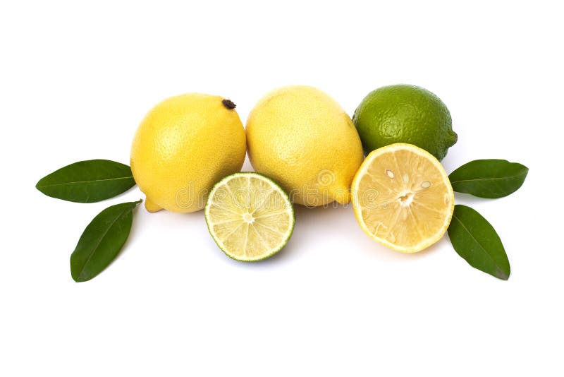 Limette und Limonade auf weißem Grund Ganze und halbe auf weißem Grund isolierte Kalmare Gelbe Zitrone mit Kalk auf isoliertem Rü lizenzfreie stockfotos Limette und Limonade auf weißem Grund Ganze und halbe auf weißem Grund isolierte Kalmare Gelbe Zitrone mit Kalk auf isoliertem Rü lizenzfreie stockfotos