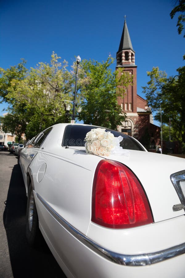 Limo e iglesia de la boda fotos de archivo Limo e iglesia de la boda fotos de archivo