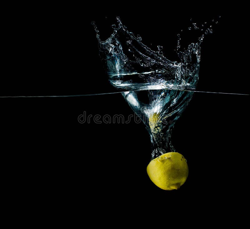 Limon στον παφλασμό νερού στοκ φωτογραφίες
