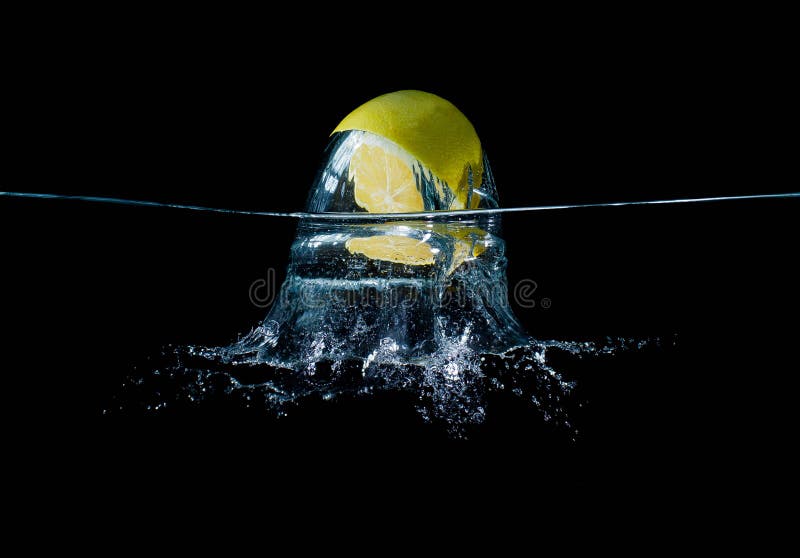 Limon στον παφλασμό νερού στοκ εικόνες