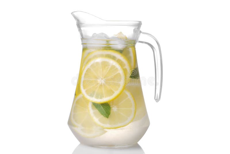 Limonada caseiro com hortelã e gelo com um jarro de vidro Isolado